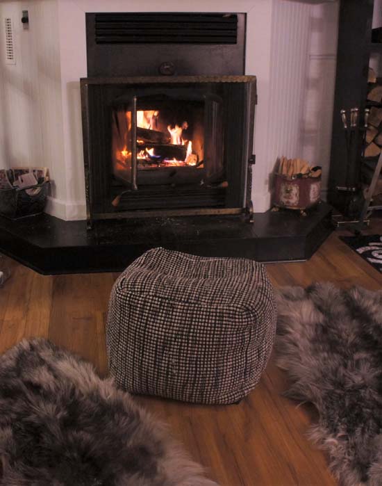 Living room and fireplace B&B La Tremblante